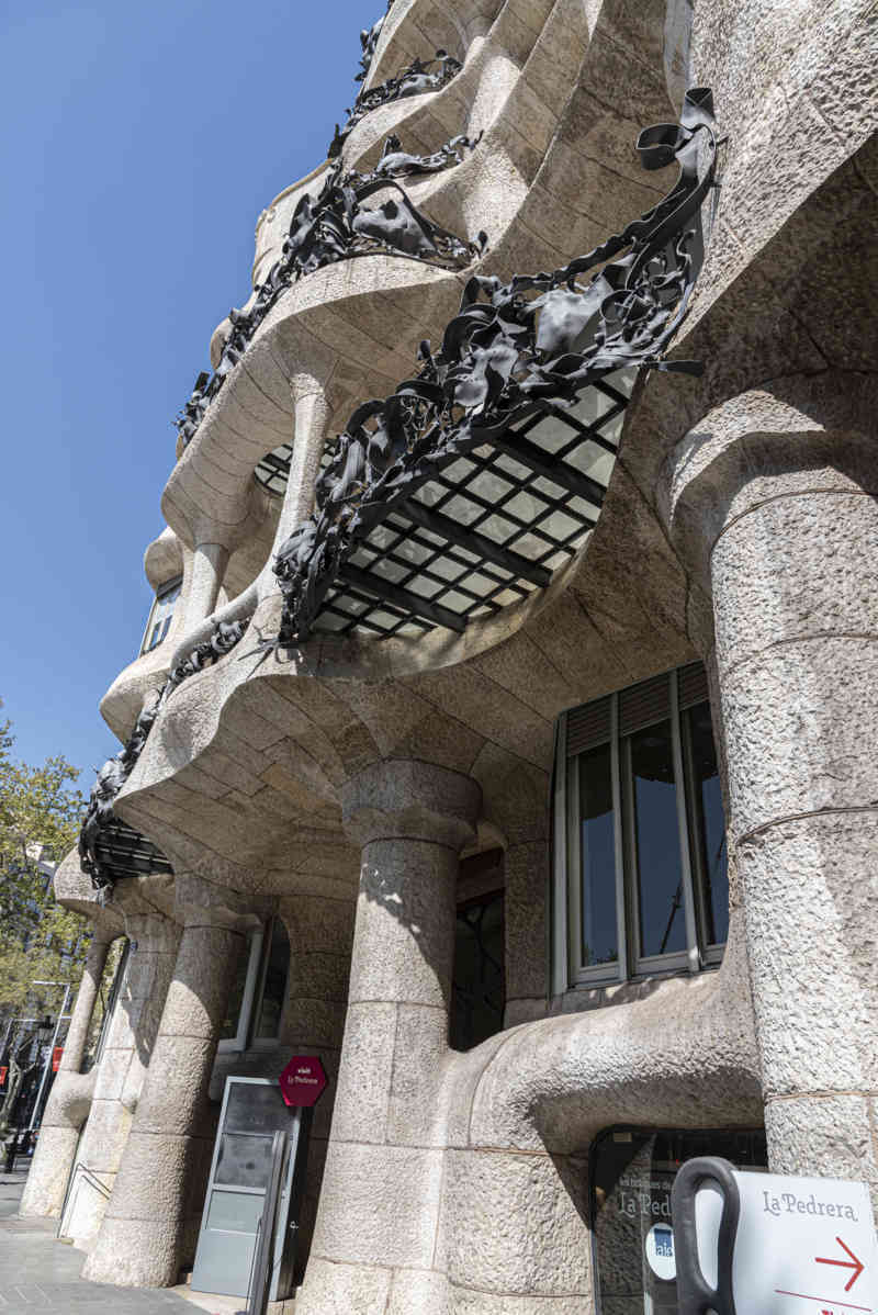 16 - Barcelona - Gaudí - Casa Milà o la Pedrera.jpg
